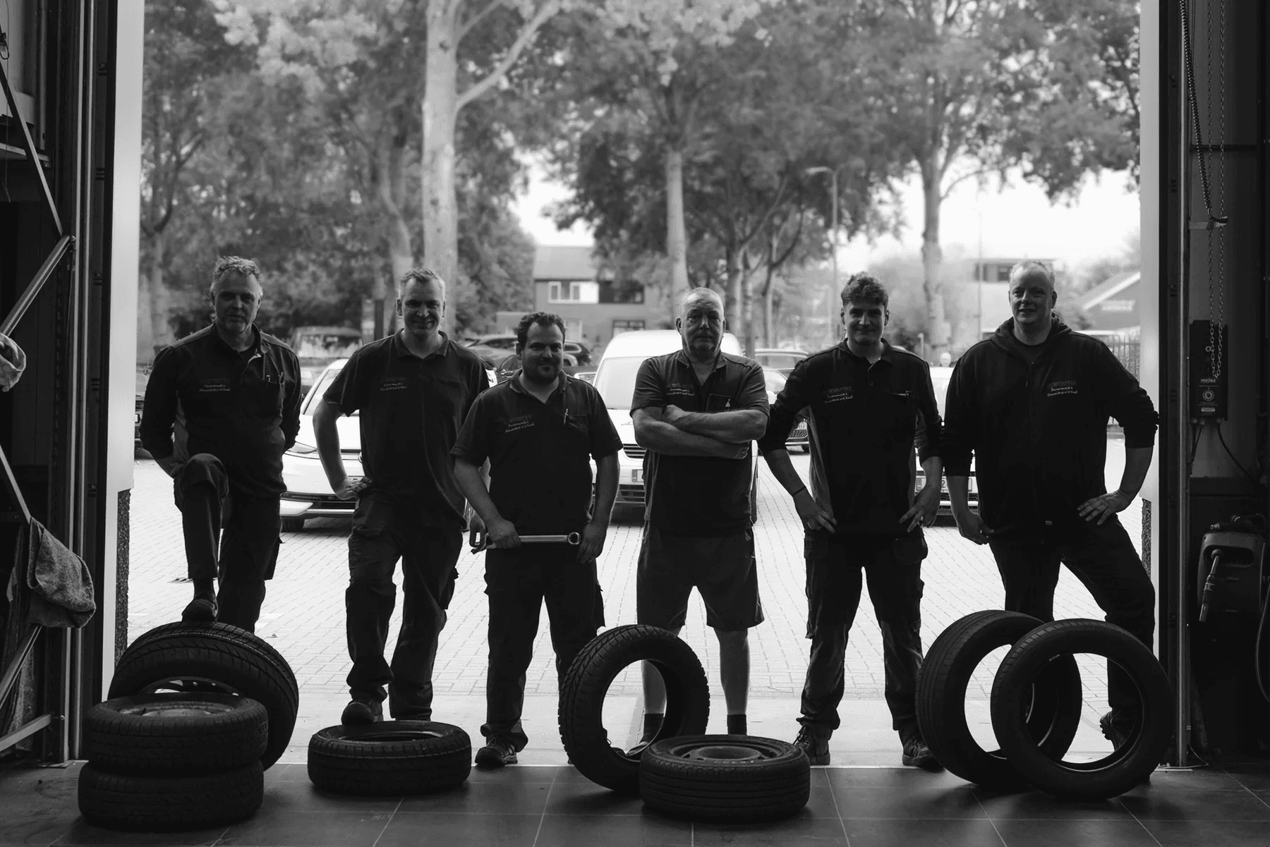 Het team van zes mensen bij Garage Wursten, in de opening van de werkplaats